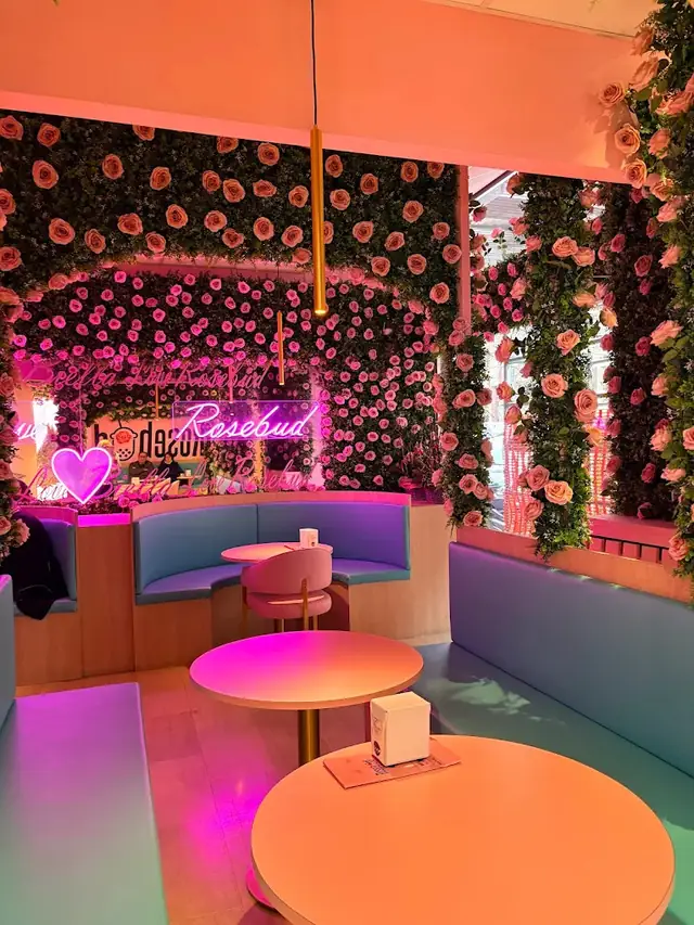 Neon rosa nella sala di Rosebud Biella