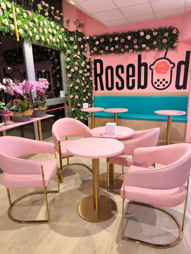 Tavoli rosa del locale Rosebud a Biella