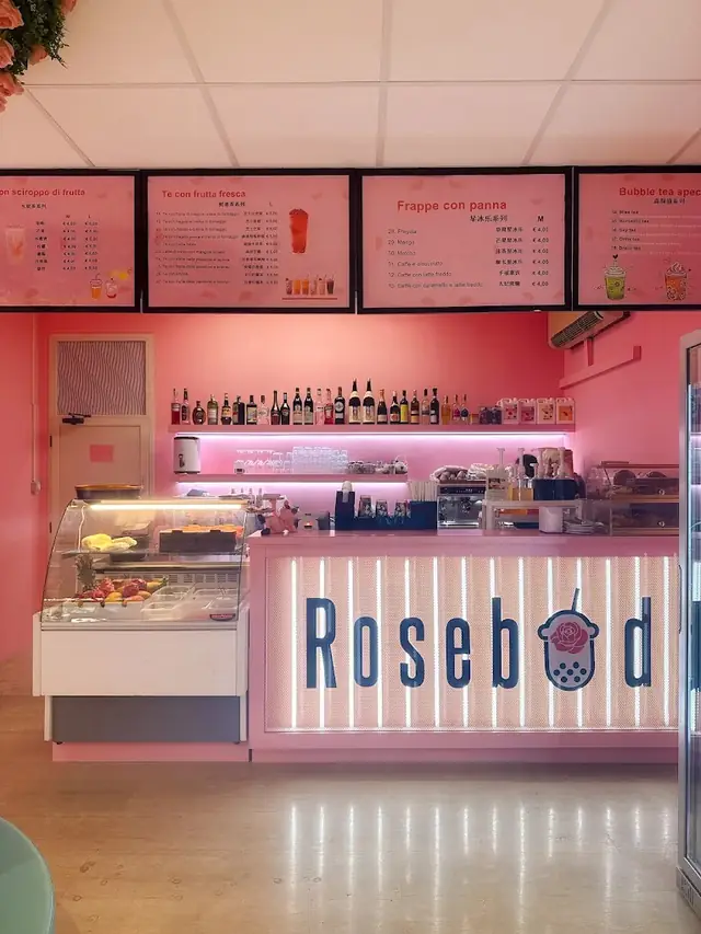 Bancone di Rosebud Bubble Tea, Coffee & Poke a Biella