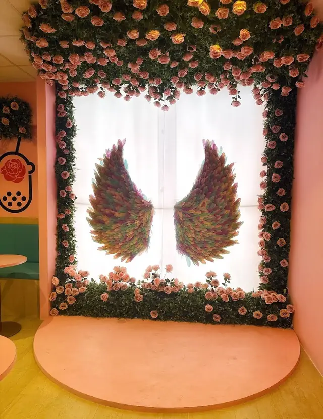 Ali di rose arcobaleno, l'angolo instagrammabile di Rosebud Biella